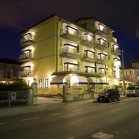 Hotel Fortunella Lido di Camaiore Exterior photo