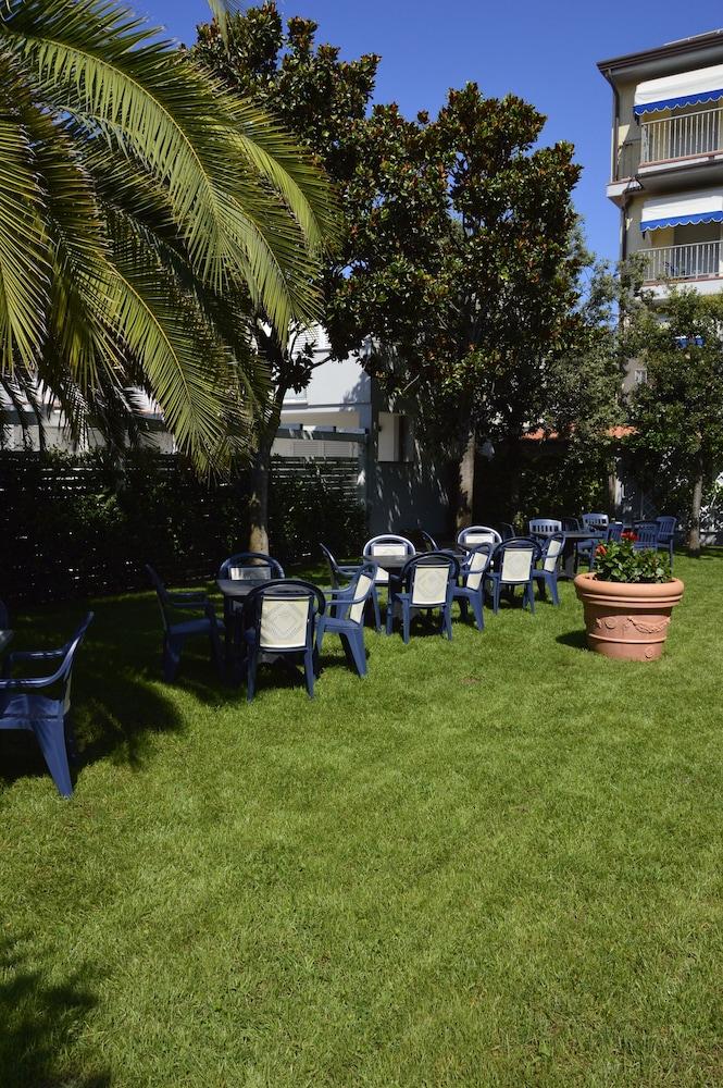 Hotel Fortunella Lido di Camaiore Exterior photo